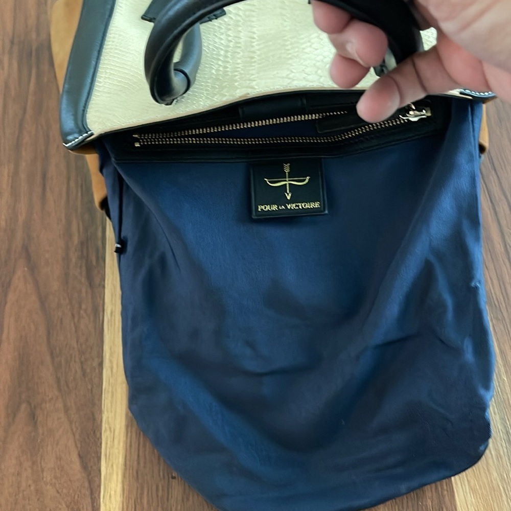 Pour La Victoire Large Butler Gorgeous Leather Tote Handbag. P1250 - Picture 14 of 16
